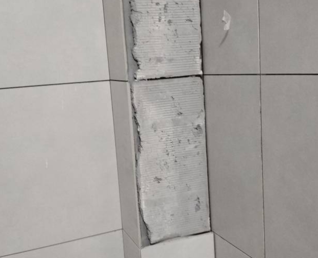 长子瓷砖空鼓维修公司分享下瓷砖施工前基层浇水润湿程度不足，可能导致以下问题